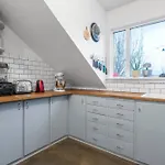 Cosy And Bright Rooftop Apartment