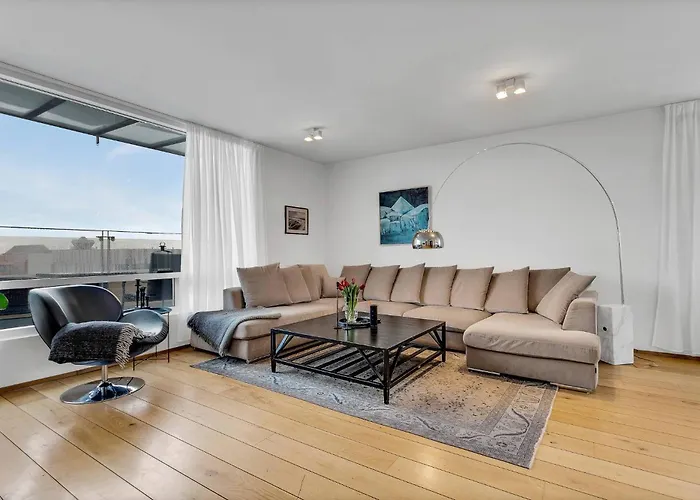 Rooftop Balcony -Amz View - Lrg 2 Bedroom -Free Parking