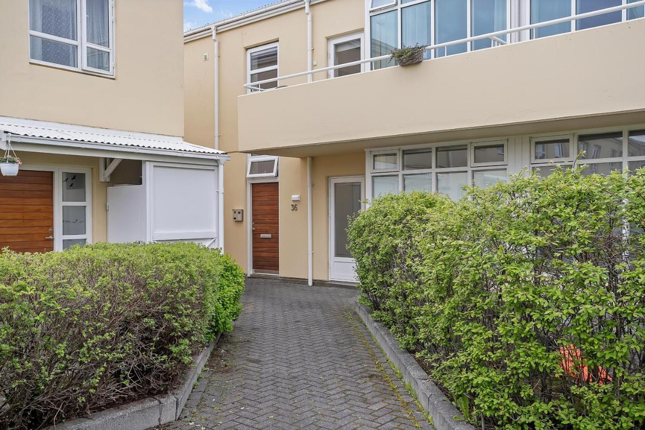 Downtown Reykjavik Apartment - Amazing Garden View Apartment *