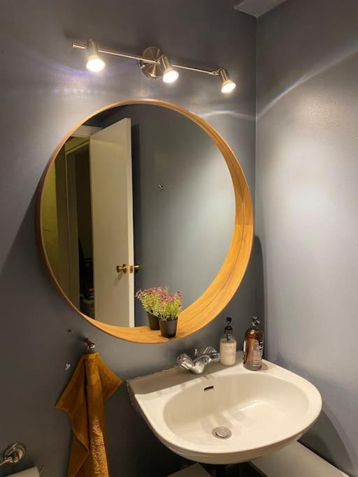 A Cozy One-bedroom Basement In Rvk Suburbs Apartamento *
