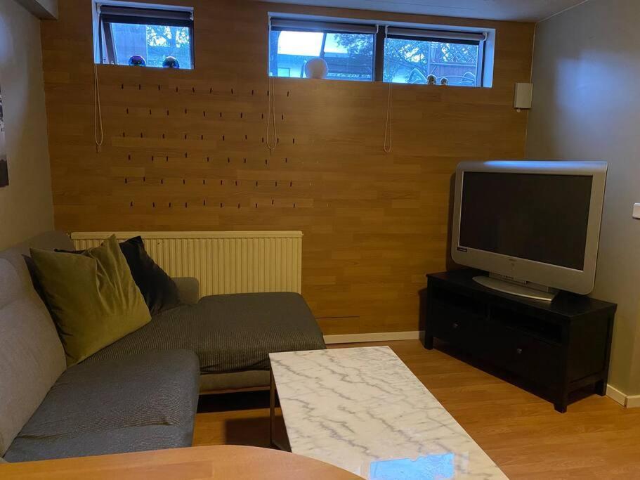 A Cozy One-bedroom Basement In Rvk Suburbs Apartamento Reikiavik