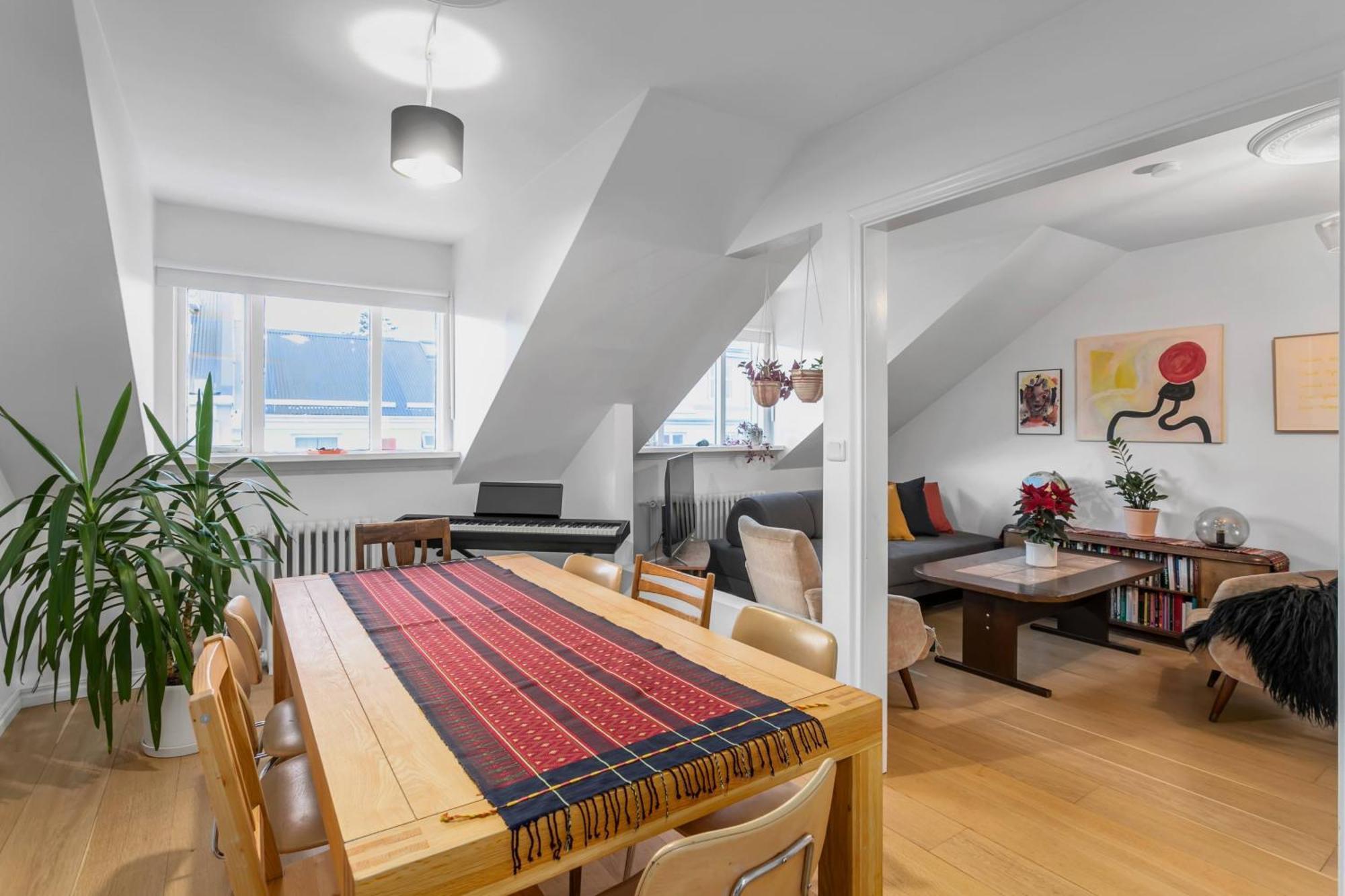 Cosy And Bright Rooftop