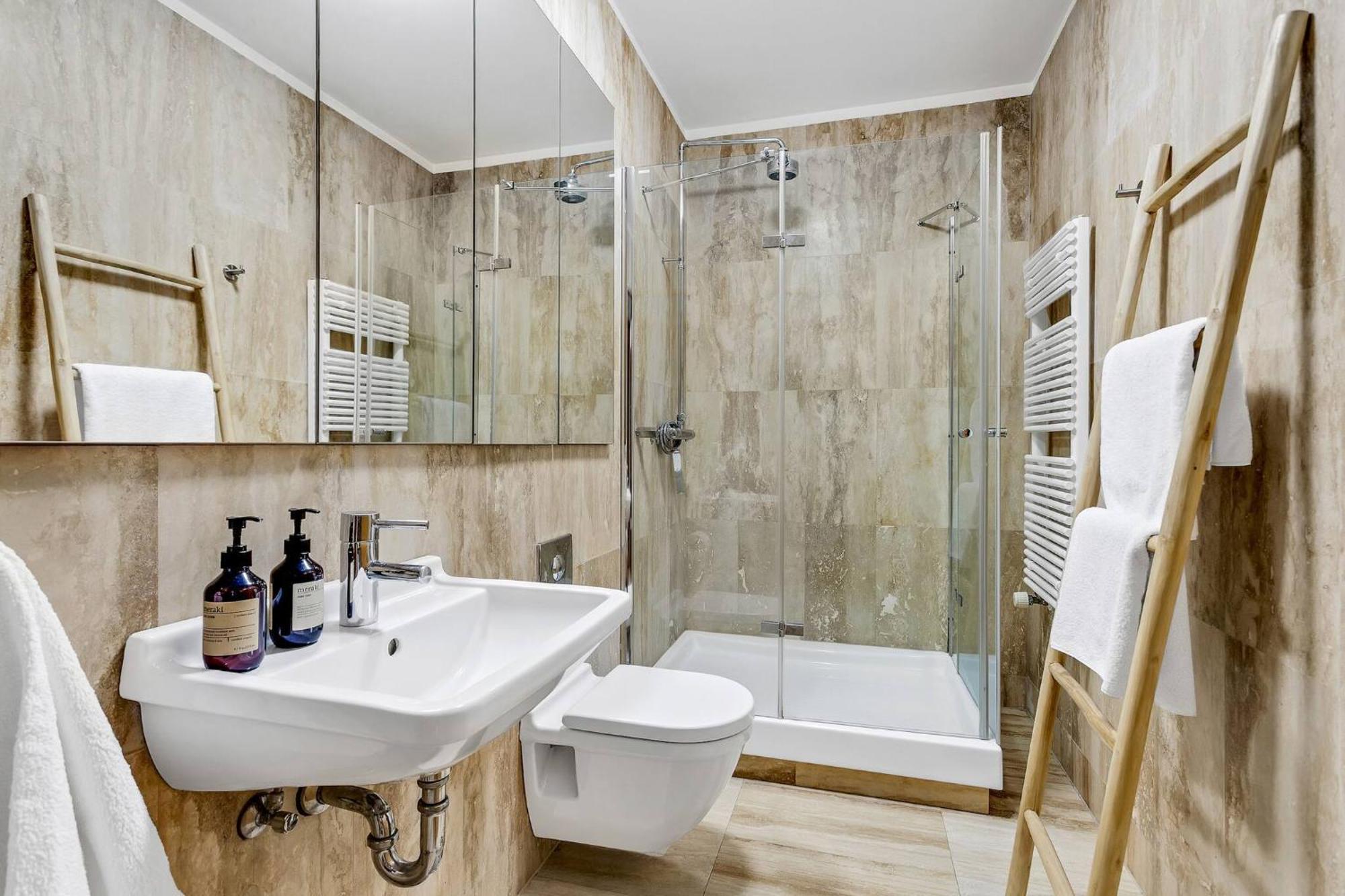 Apartment Rooftop Balcony -amz View - Lrg 2 Bedroom -free Parking