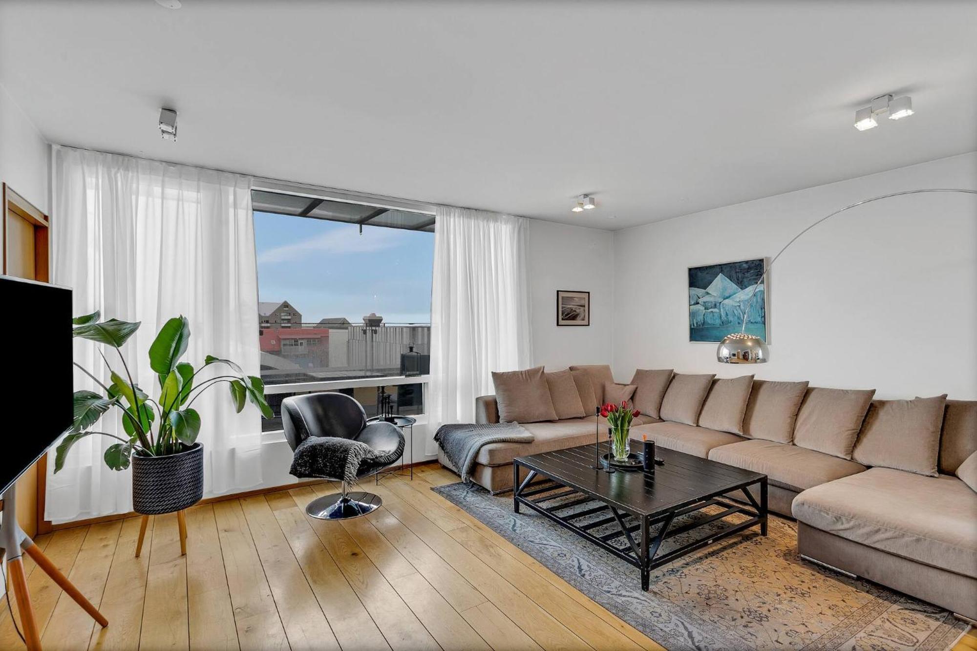 Apartment Rooftop Balcony -amz View - Lrg 2 Bedroom -free Parking *