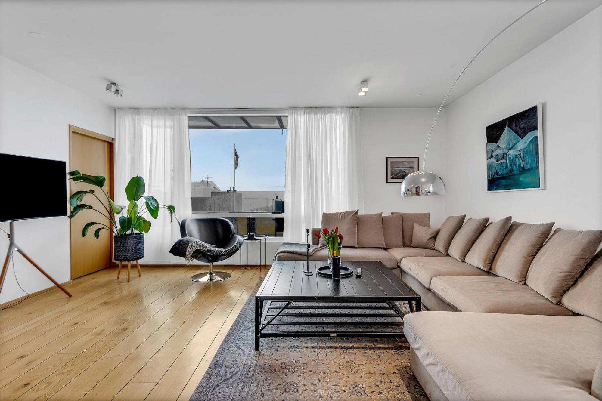 Rooftop Balcony -amz View - Lrg 2 Bedroom -free Parking Apartment Reykjavik