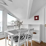 Lovely 2 Bedroom Apartment - Quiet Neighborhood