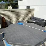 Modern And Beautiful Family Home With Hot Tub