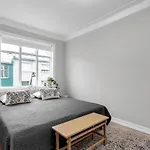 Modern & Cozy Downtown Apartment