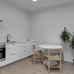 Bright & Cozy Studio Apartment