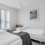 Venture Vacation-King Bed, Central Apartment With Free Parking