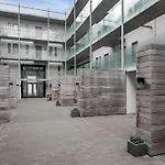 Venture Vacation-King Bed, Central Apartment With Free Parking