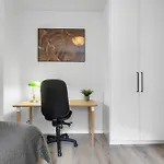 Modern 2-Bedroom Apt In Prime Reykjavik Location