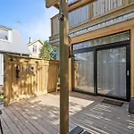 Bright Chic Getaway In The Heart Of The City
