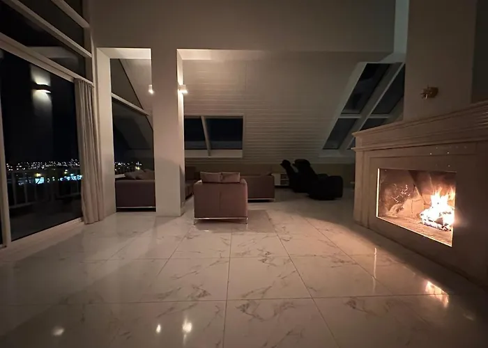 Big Villa Centrally Located In Reykjavik