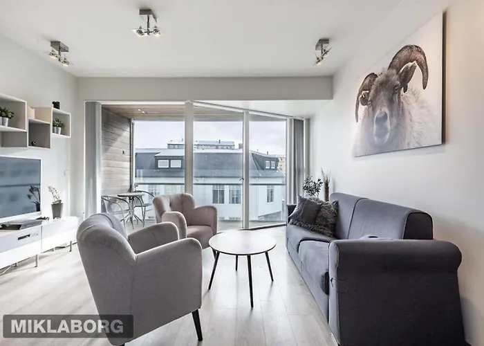 Venture Vacation-King Bed, Central Apartment With Free Parking