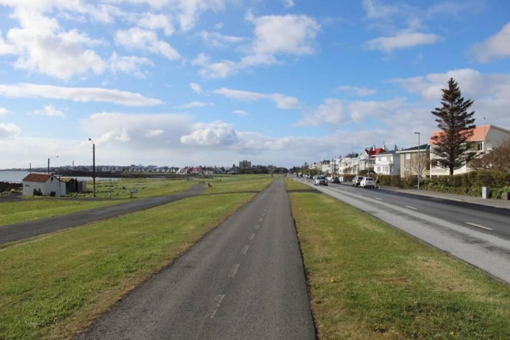 Cozy Seaside Atl. Ocean View Studio Apt Sleeps 4 Reykjavik