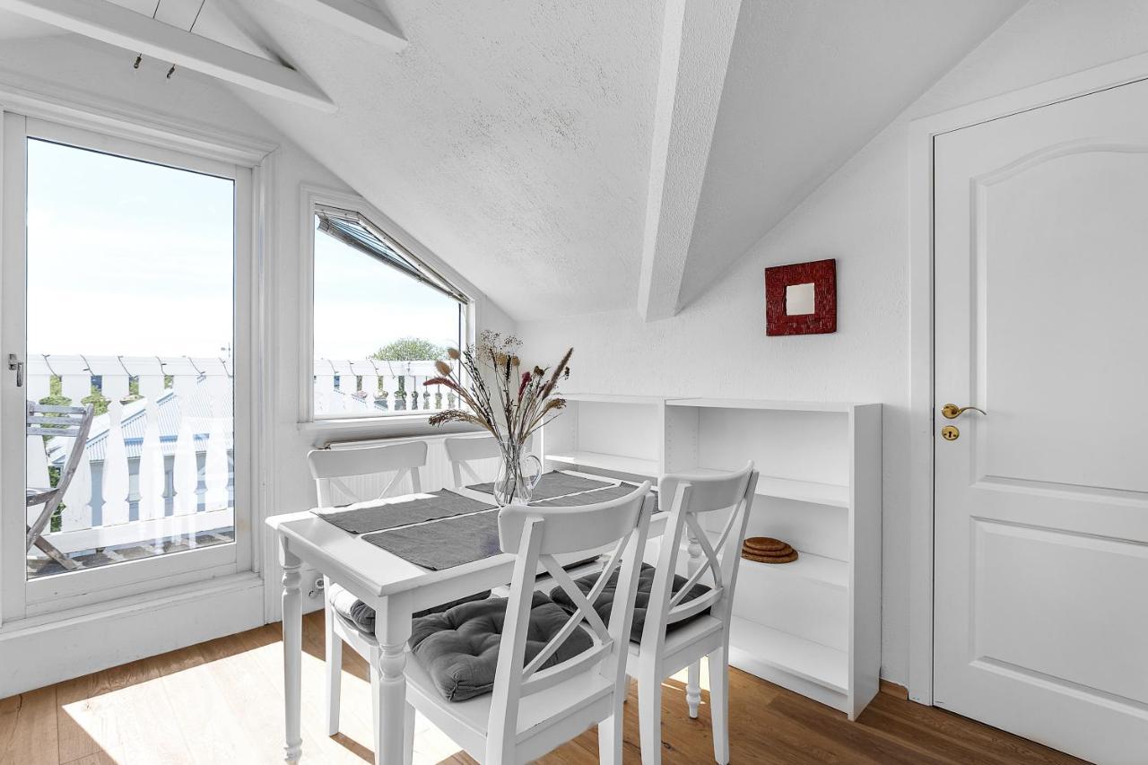 Lovely 2 Bedroom - Quiet Neighborhood *