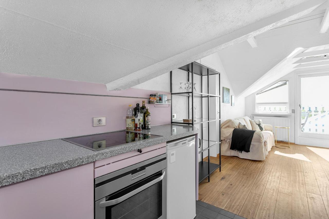 Lovely 2 Bedroom - Quiet Neighborhood Apartment *