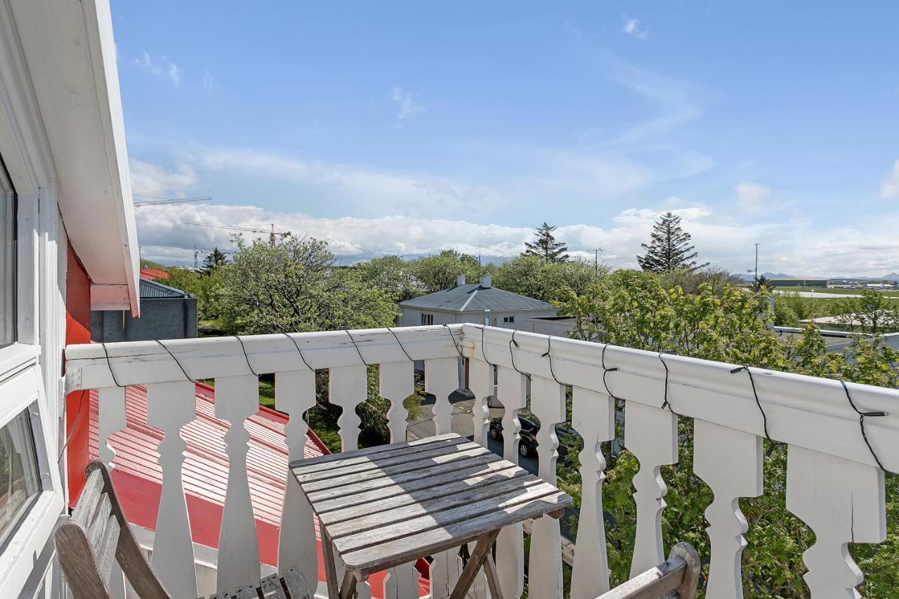 Lovely 2 Bedroom - Quiet Neighborhood Apartment *