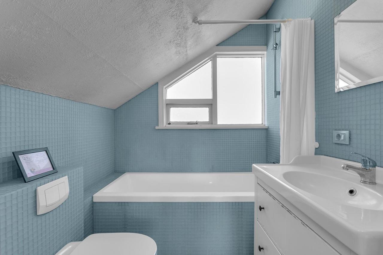 Lovely 2 Bedroom - Quiet Neighborhood