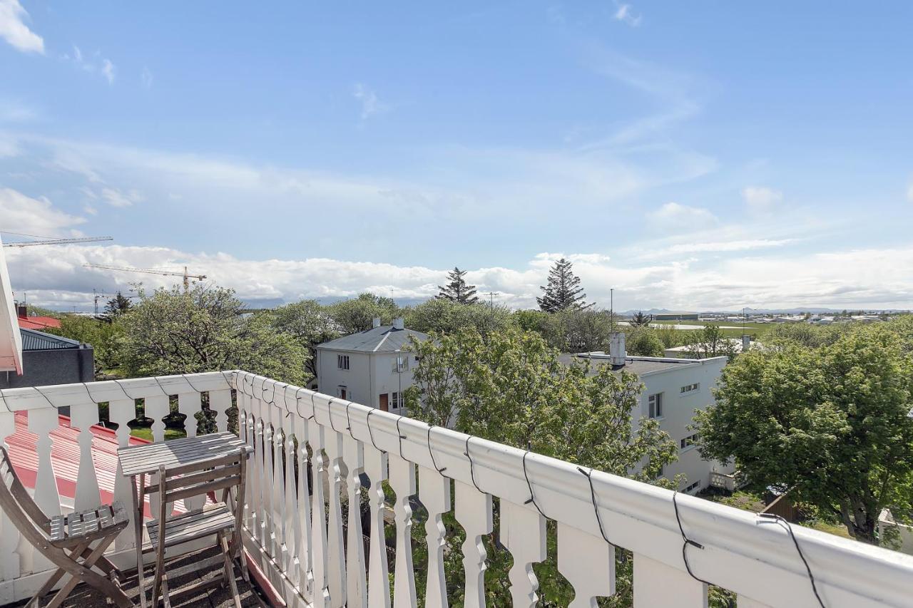 Lovely 2 Bedroom - Quiet Neighborhood *