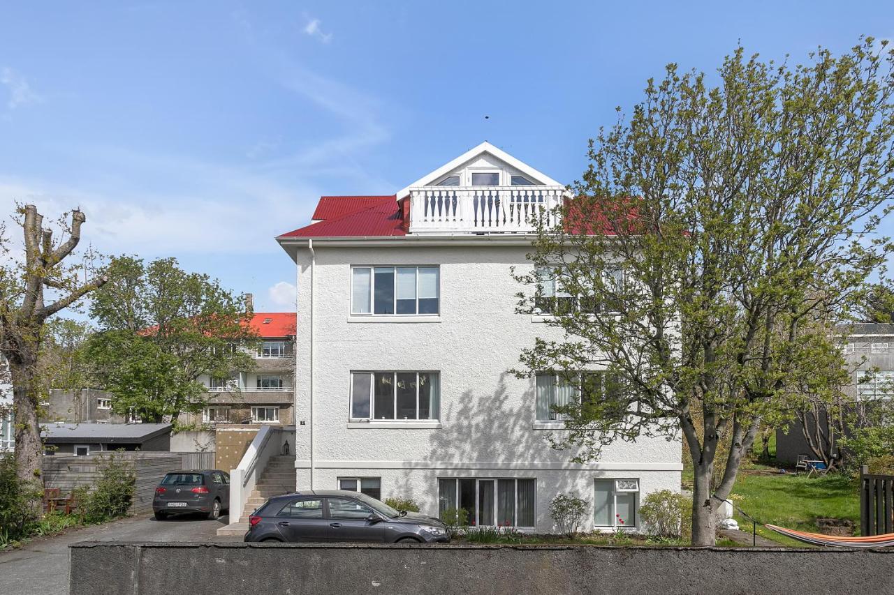 Lovely 2 Bedroom - Quiet Neighborhood *