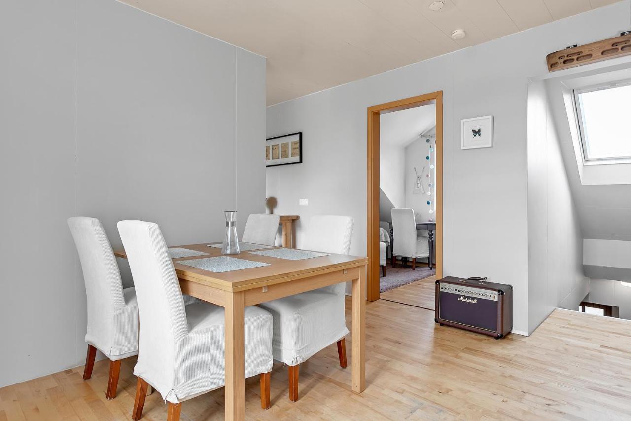 Lovely 2-bedroom Apt - Quiet Seaside Neighborhood Apartamento