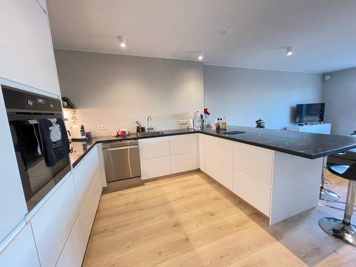 Apartment Modern And Spacious 2br Only 5,5 Km Drive From Downtown *