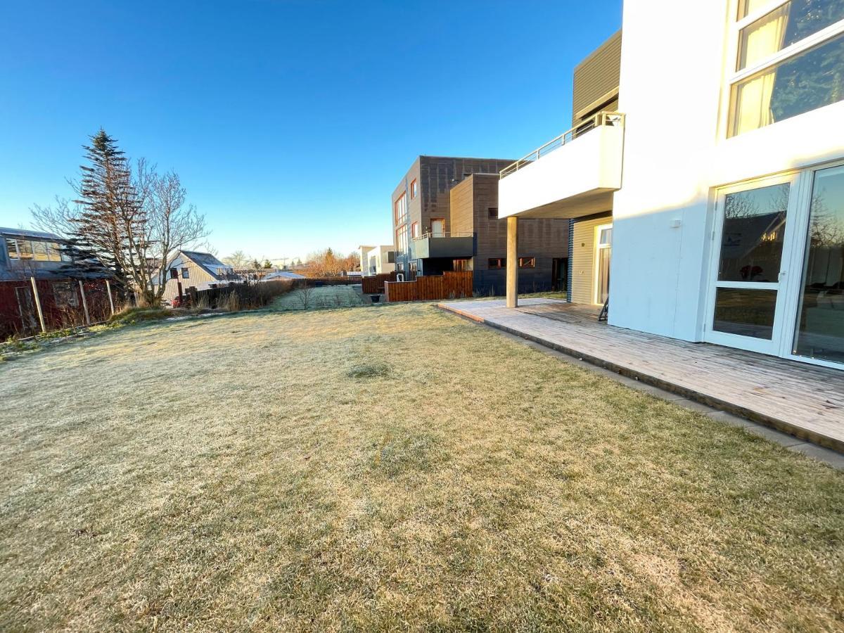 Modern And Spacious 2br Only 5,5 Km Drive From Downtown Apartment *