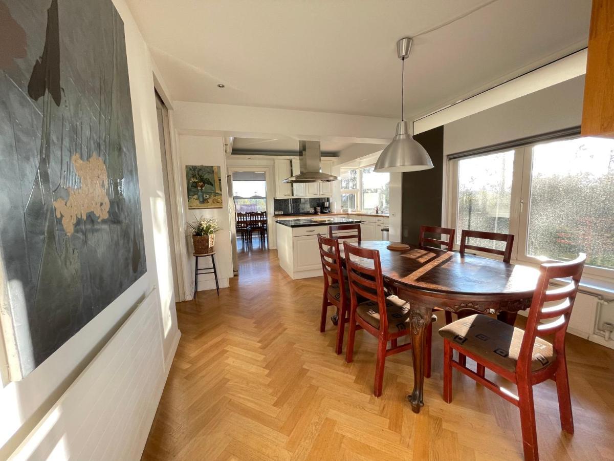 Big Centrally Located In Villa *