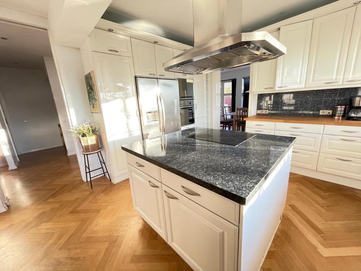Big Centrally Located In Villa Reykjavik