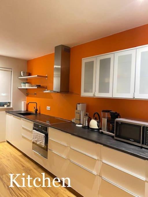 Spacious 3 Bedroom Apartment,close To Centrum. *