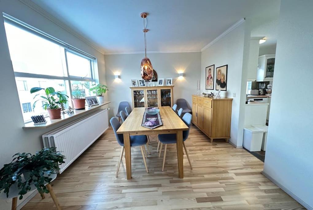 Spacious And Family Friendly In Apartment *
