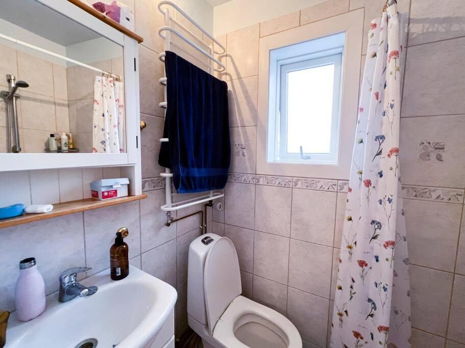 Family-friendly Close To Downtown With Private Parking! *