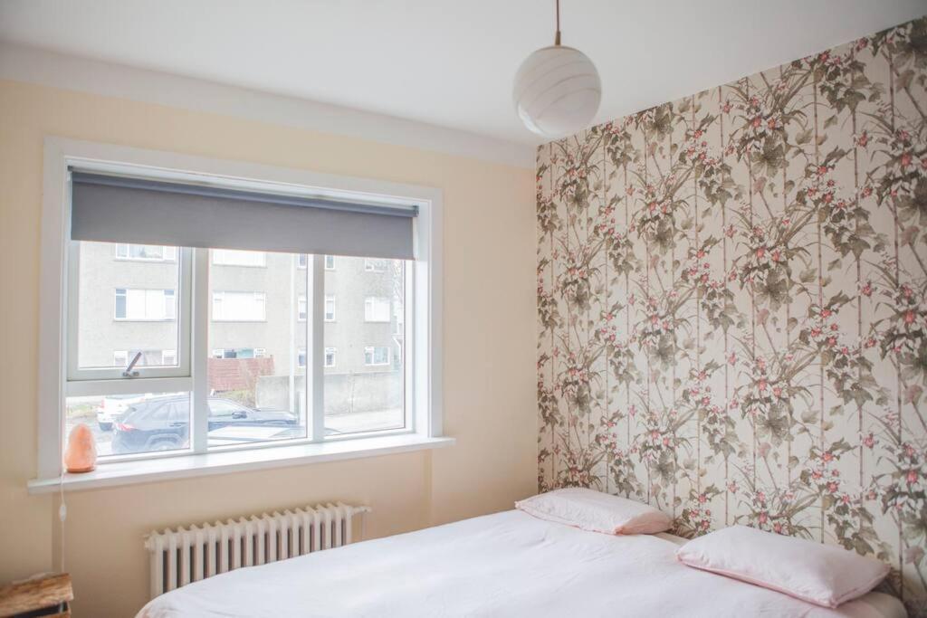 Family-friendly Close To Downtown With Private Parking! Apartment *