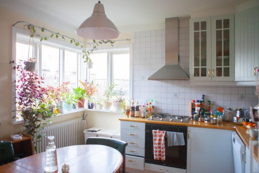 Family-friendly Close To Downtown With Private Parking! *