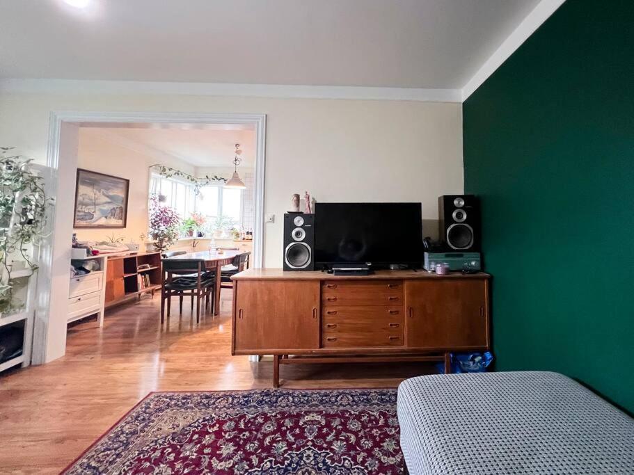 Family-friendly Close To Downtown With Private Parking! Apartment