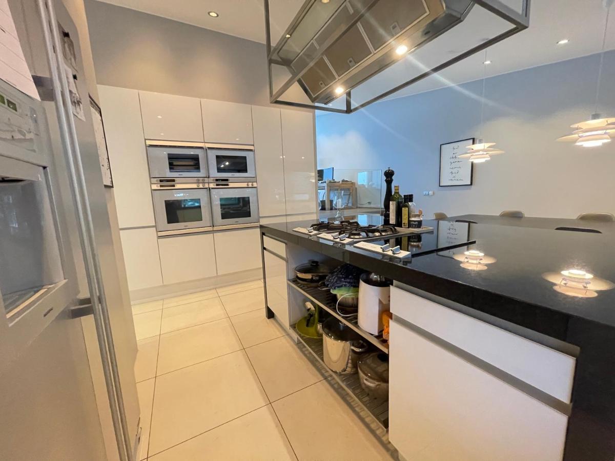 Modern Family Friendly House Centrally Located In Сasa de vacaciones *