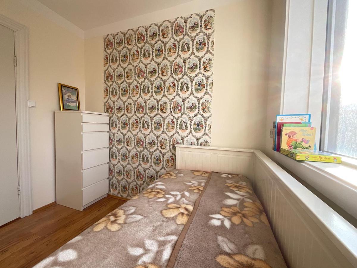 Family-friendly Close To Downtown With Private Parking! Apartment