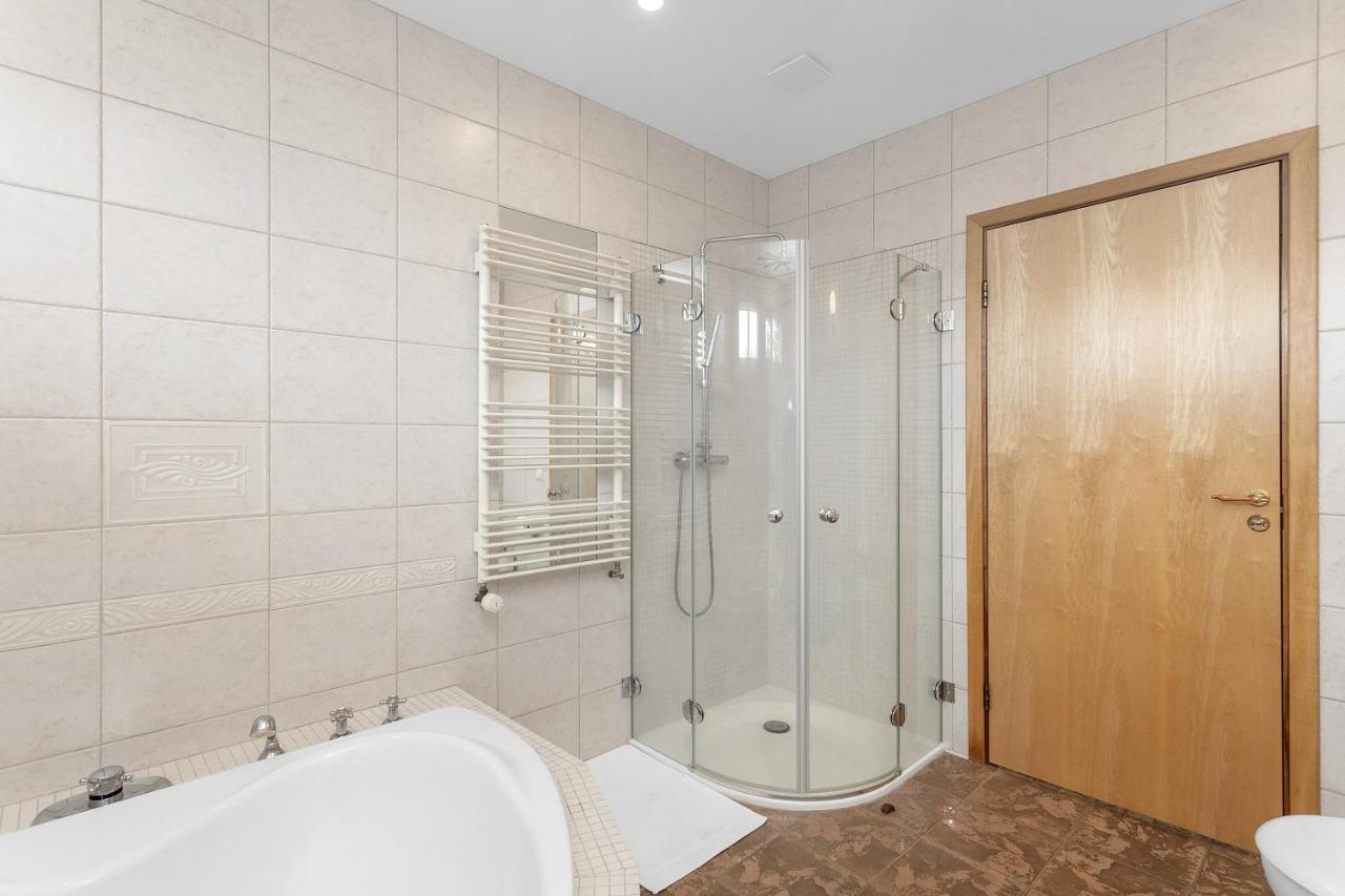 Serene And Cozy 4 Bedroom Retreat Apartment *