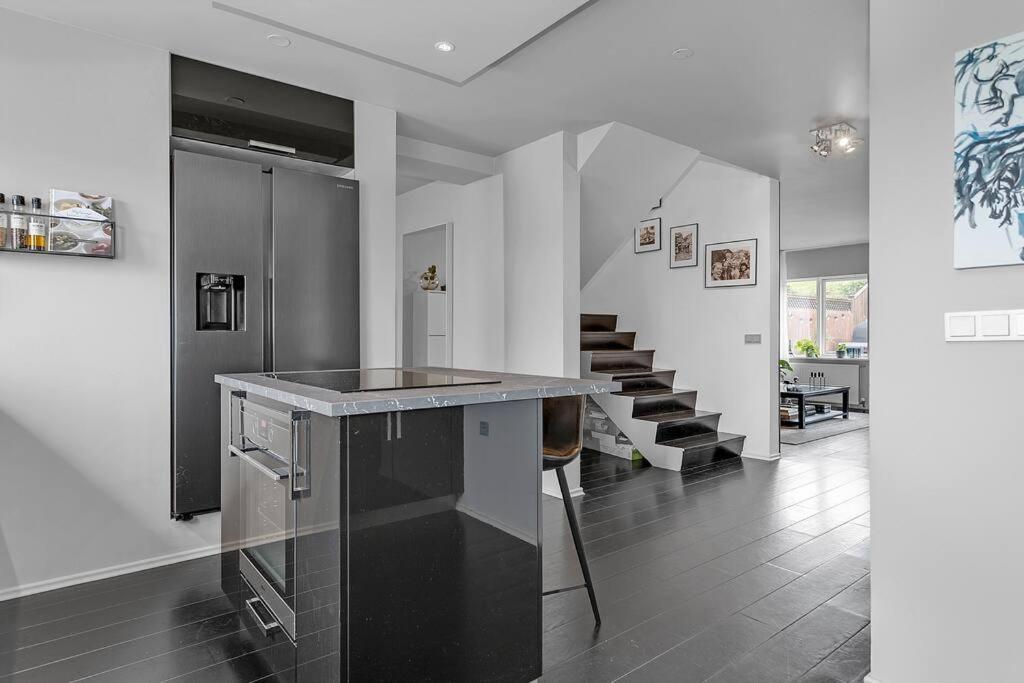 Entire House In A Quite Area * Reiquiavique