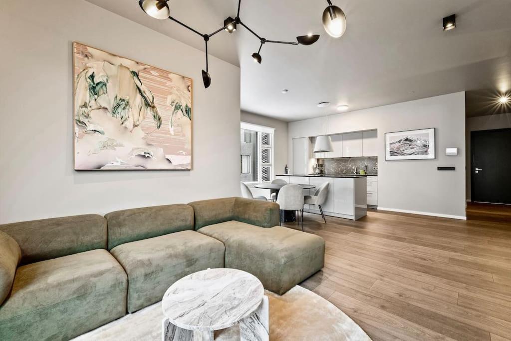 Private Lux 2br & 2ba Center With Free Parking * Reikiavik