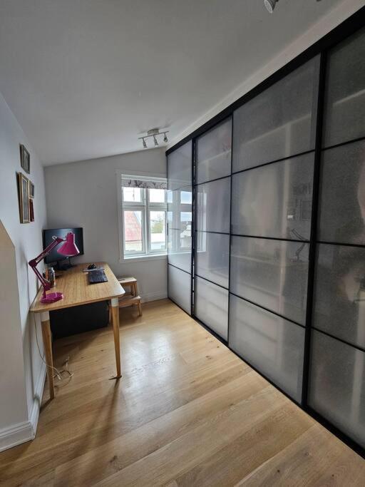 Sunny 2br In Downtown Apartment *