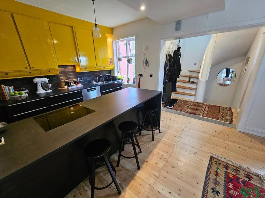 Sunny 2br In Downtown Apartment *