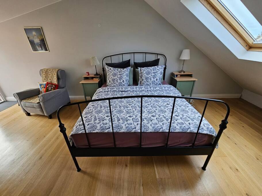 Sunny 2br In Downtown Apartment *