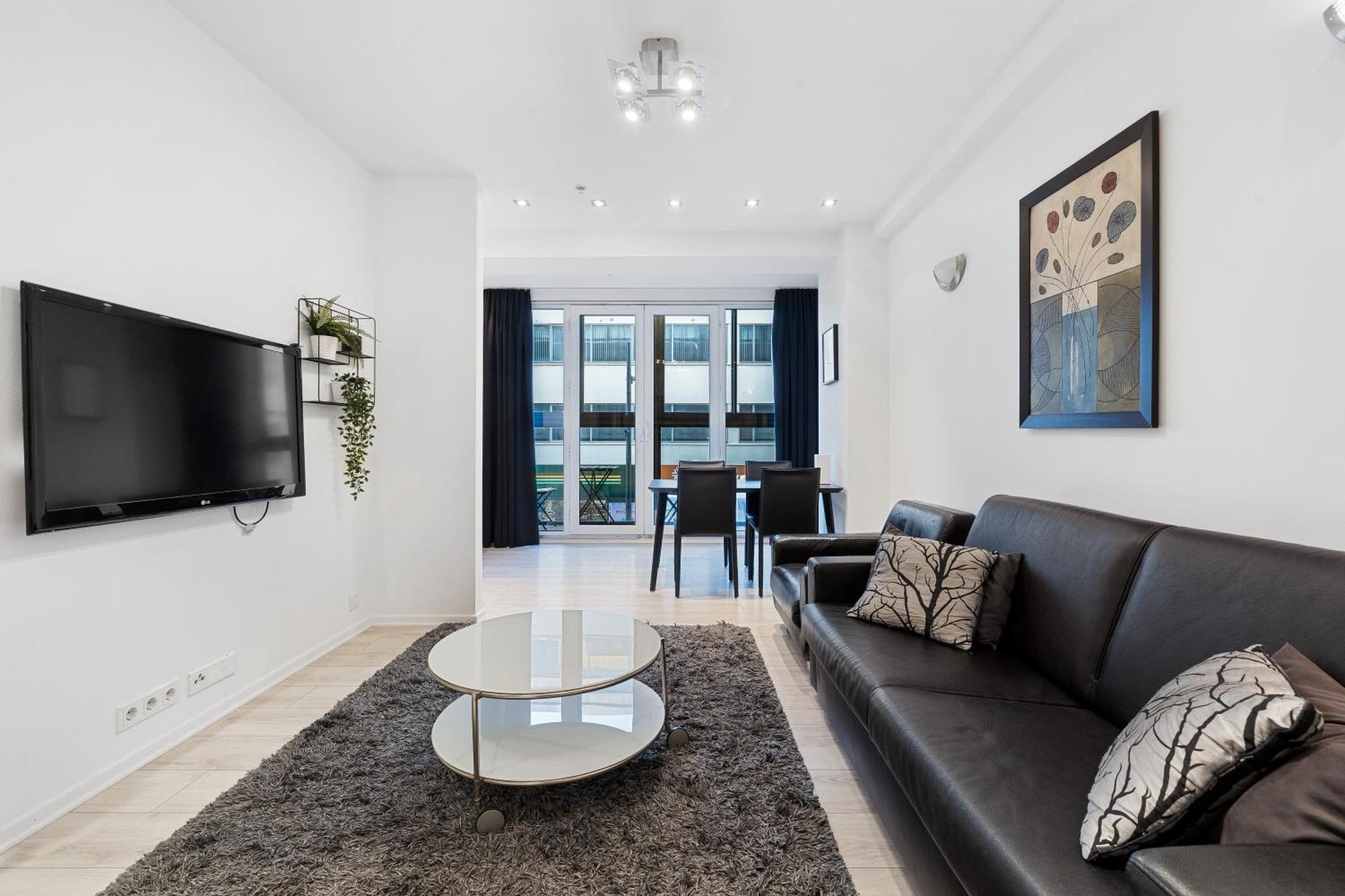 Modern In Downtown Apartment *