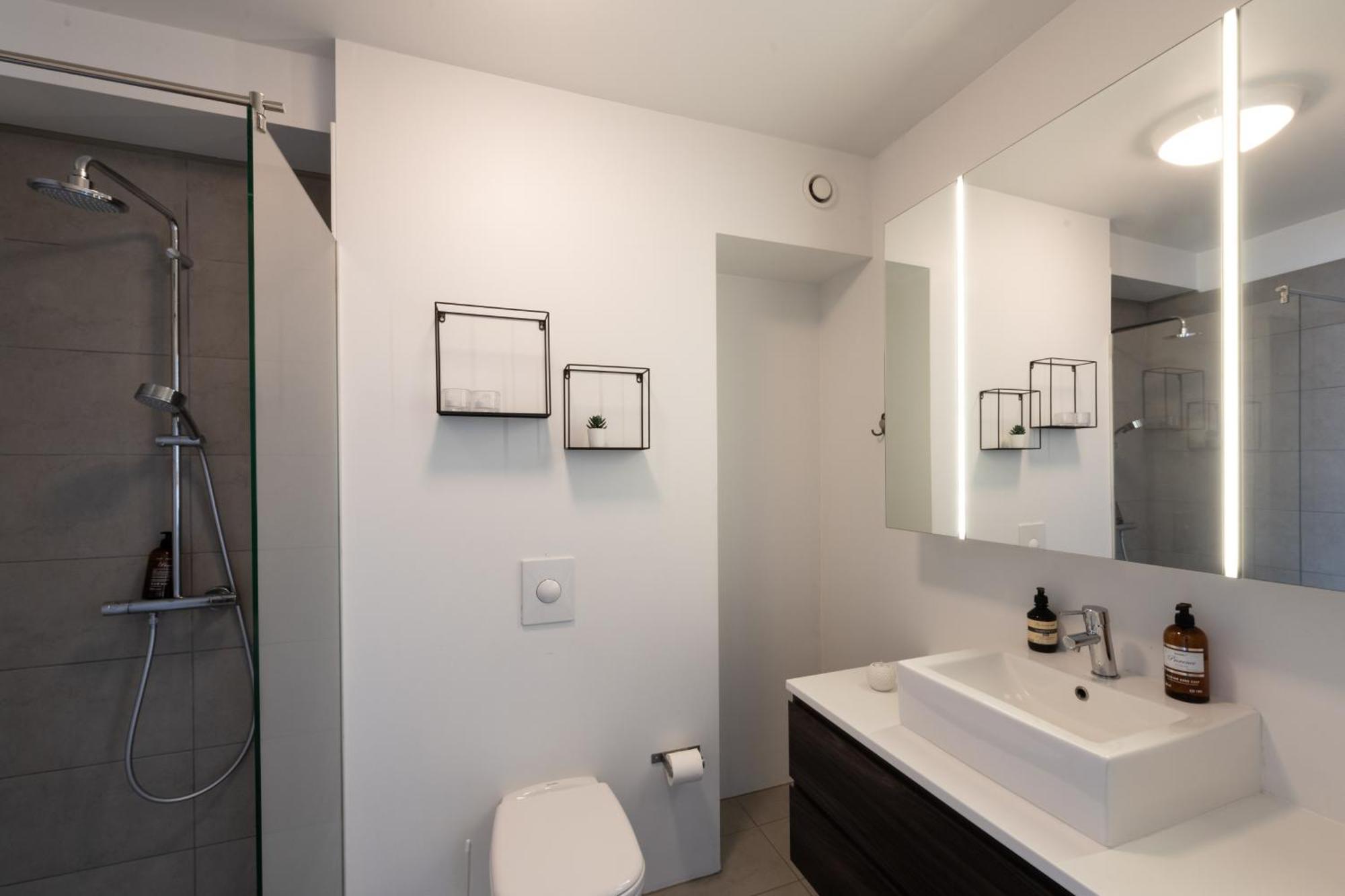 Lovely Modern 1-bedroom Apartment, Free Parking