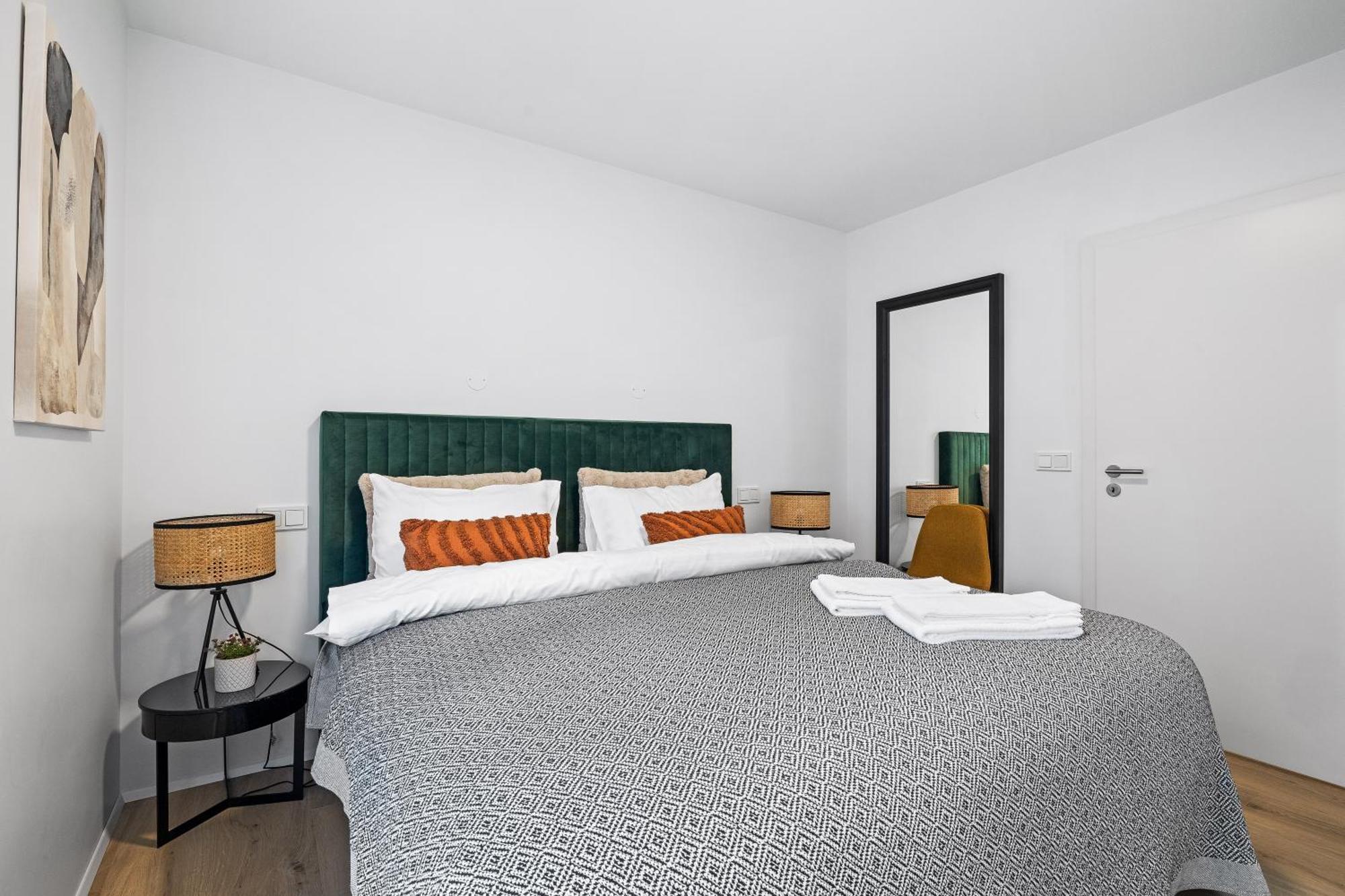 New Near Smaralind Mall With Private Parking *