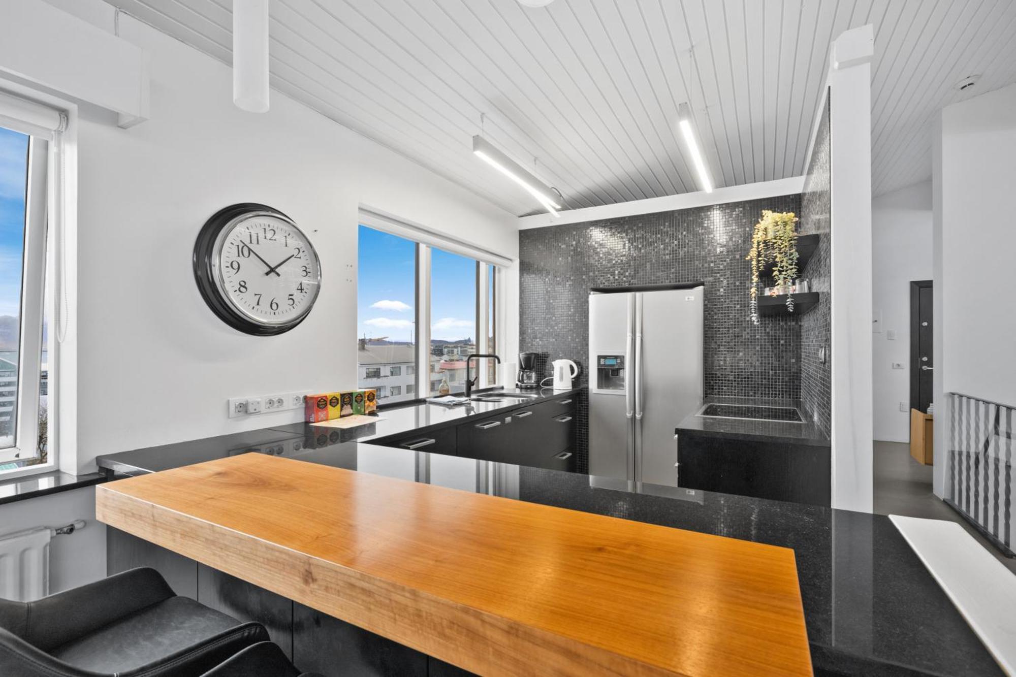 Penthouse On The Shopping Street-free Parking