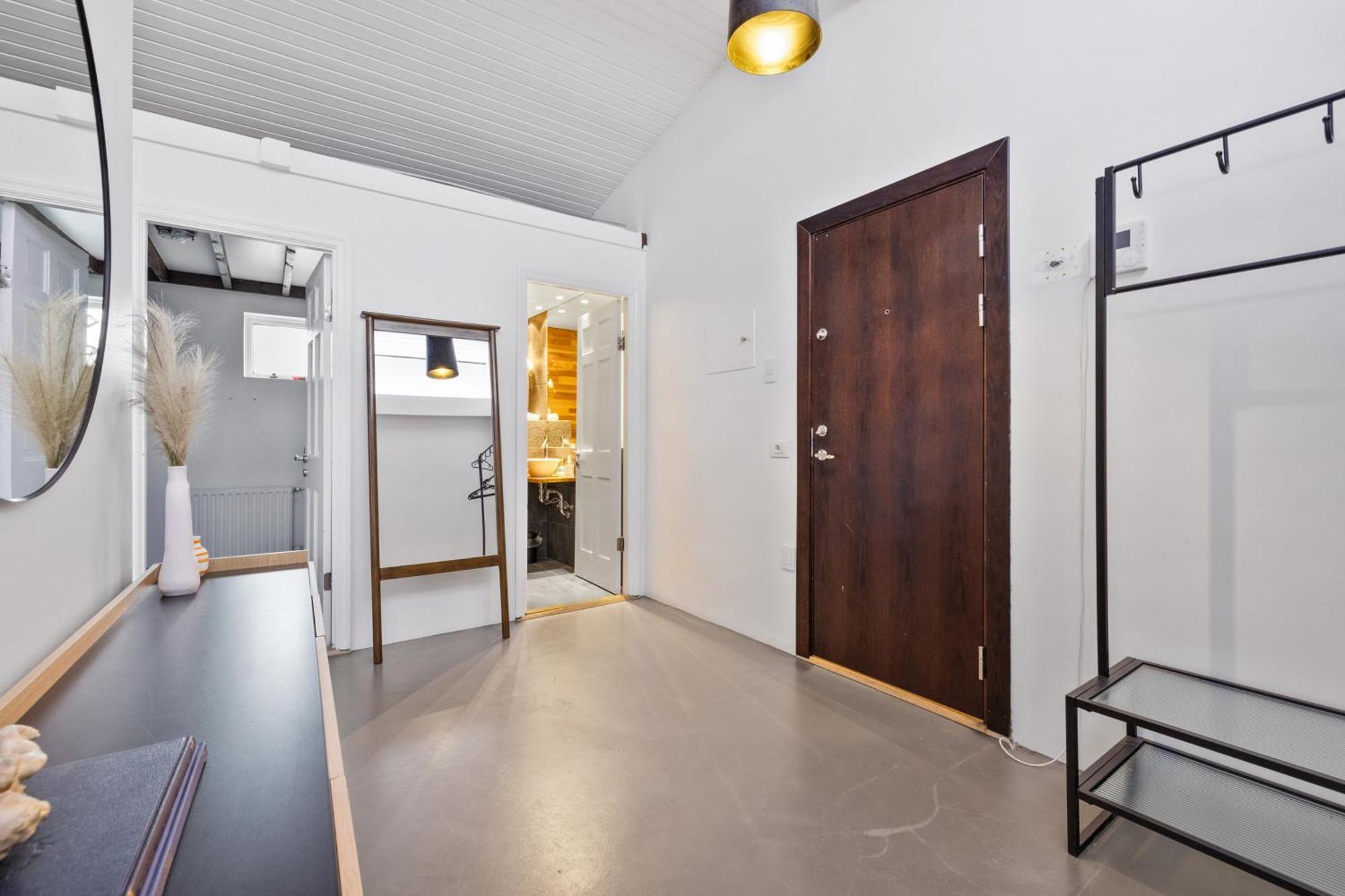 Penthouse On The Shopping Street-free Parking Apartment Reykjavík